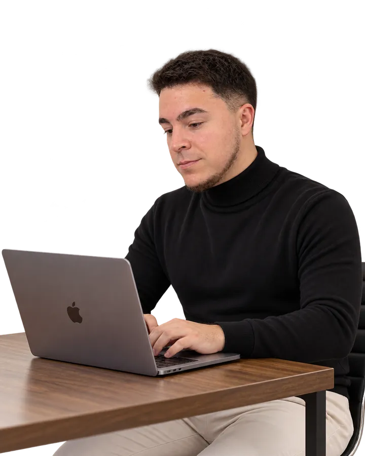 Nico trabajando en su notebook